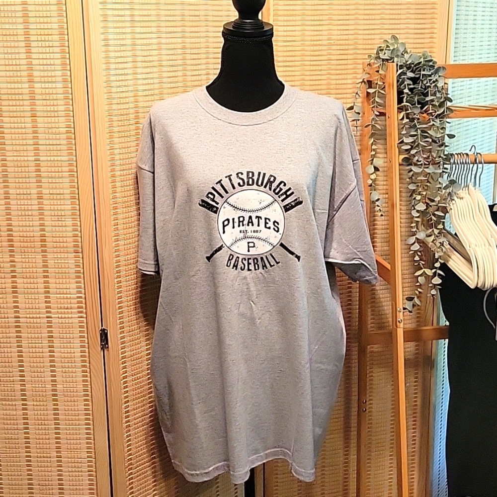 NWOT Men's Pittsburgh Pirates Graphic Tee - Size XL